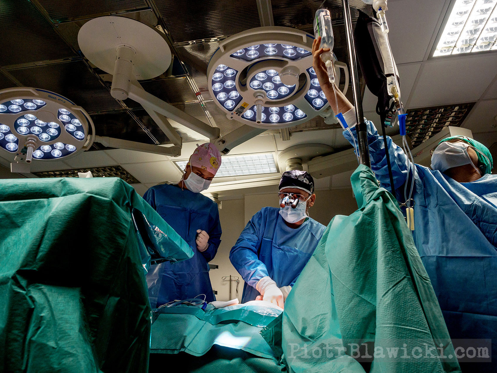 kardiochirurg Przemysław Szałański podczas operacji - piotrblawicki.com fotoblog -01